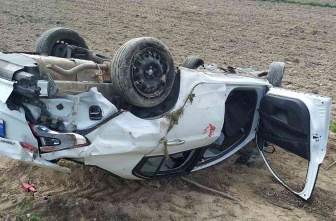Takla Atıp Tarım Arazisine Devrilen Otomobilde 5 Kişi Yaralandı