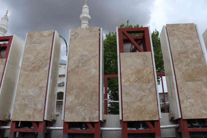 Tarihi Cami Avlusunda Yapılan Beton Bloklar Tartışma Konusu Oldu