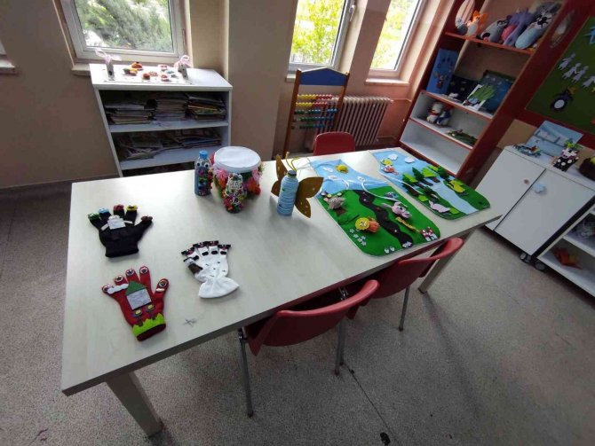 Liseli Öğrenciler Atıkları Dönüştürüyor, Kendi Oyuncağını Yapıyor