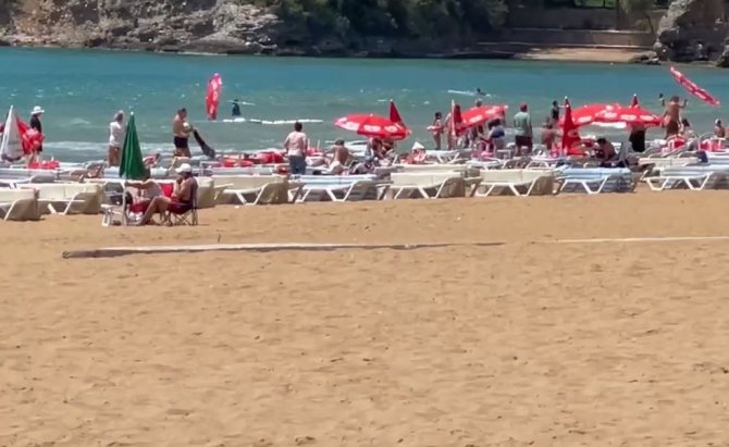 Rüzgârla Denize Savrulan Şemsiye, Tatilcilere Korku Dolu Anlar Yaşattı