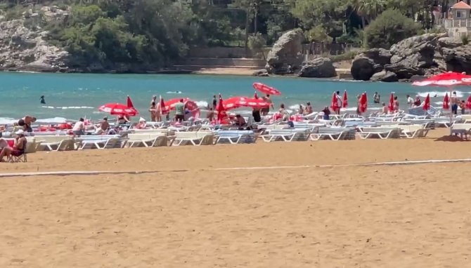 Rüzgârla Denize Savrulan Şemsiye, Tatilcilere Korku Dolu Anlar Yaşattı
