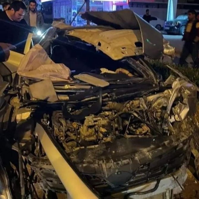 Belediyeye Ait Refüj Sulayan Su Tankerine Otomobil Çarptı: 1 Ölü, 2 Yaralı
