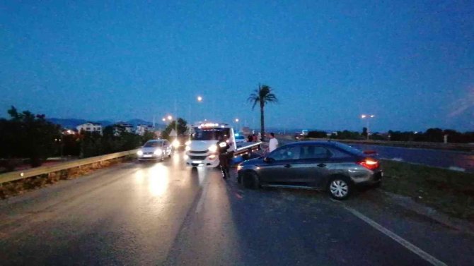 Arkadan Çarptığı Otomobil, Refüjden Atlayıp Karşı Şeride Geçti