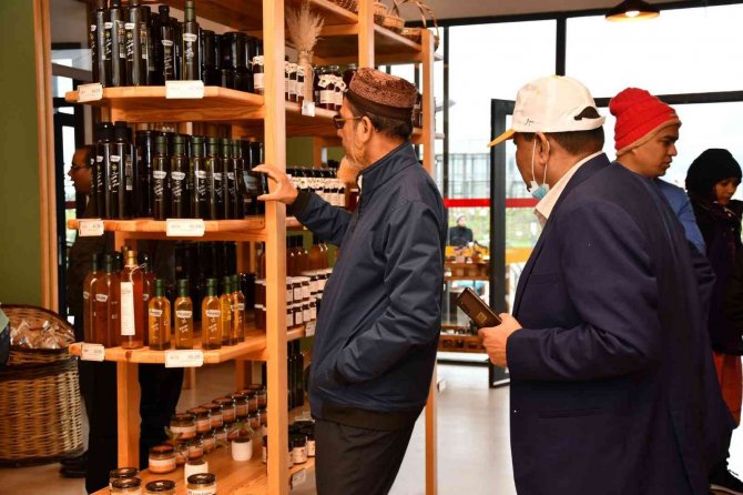 Bangladeş Tarım Heyeti Altınova Tıbbi Aromatik Bitkiler Bahçesi’ni İnceledi