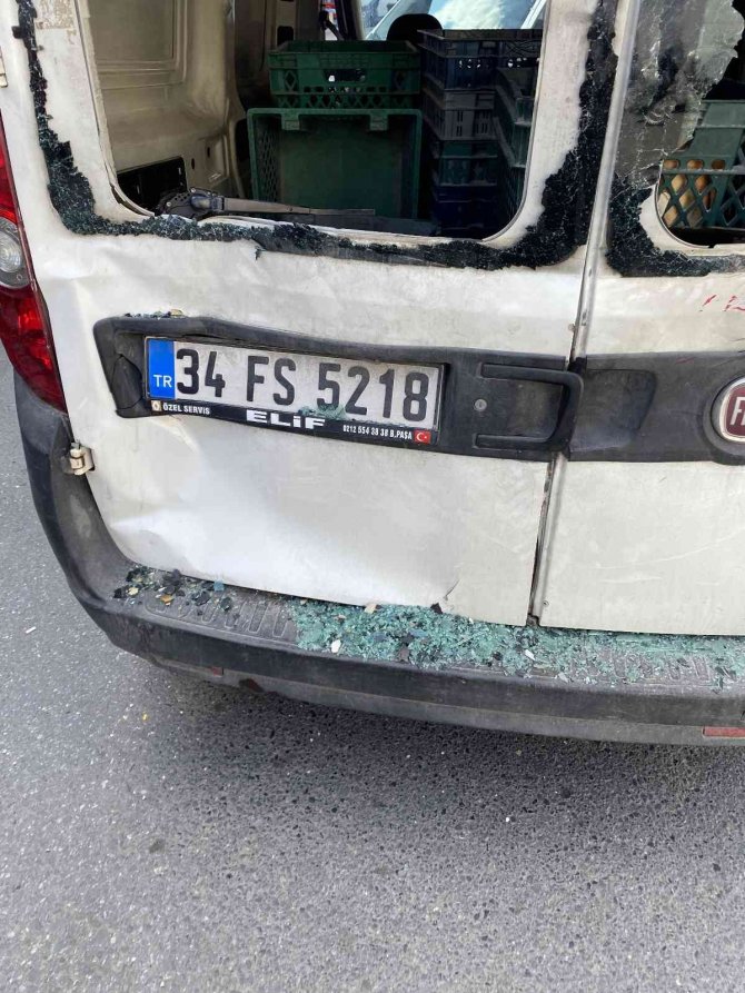 Bayrampaşa’da 2 Aracın Arasında Sıkışan Sürücü Yaralandı