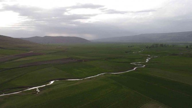 Gölbaşı Beldesindeki Menderesler Görsel Şölen Sunuyor