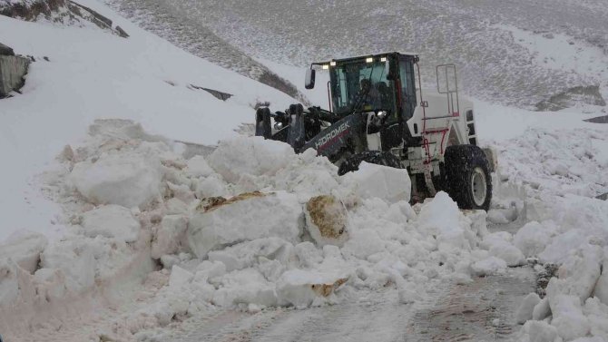Bitlis’teki Kar Yağışı Nemrut Yolunun Açılmasına Engel Oldu