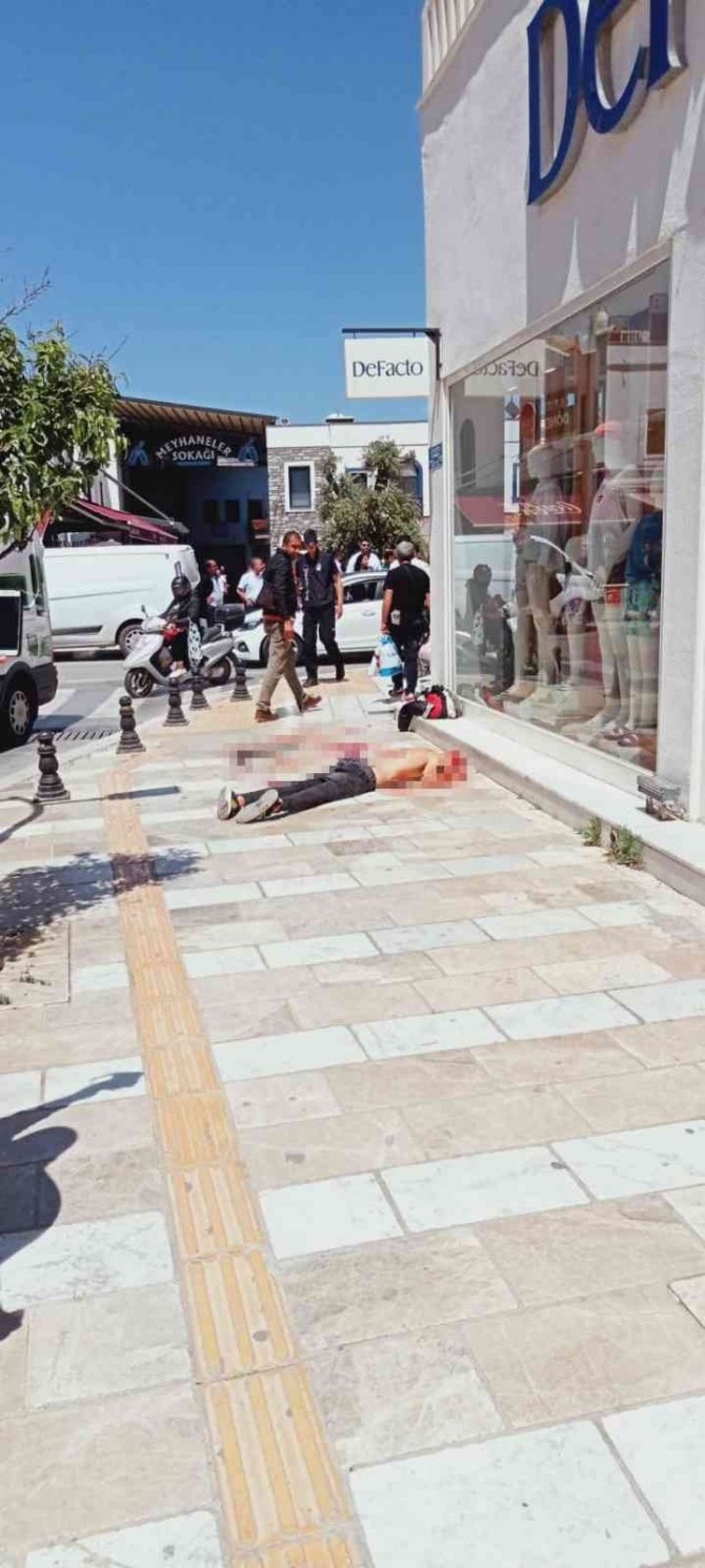 Yüzlerce Turistin Önünde Jiletle Kendine Zarar Verdi