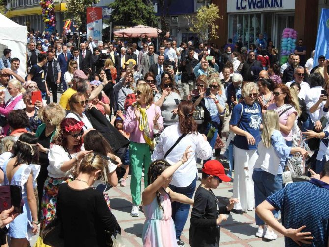 Kakava Ve Hıdrellez Şenlikleri Kentin Sokaklarına Taşındı
