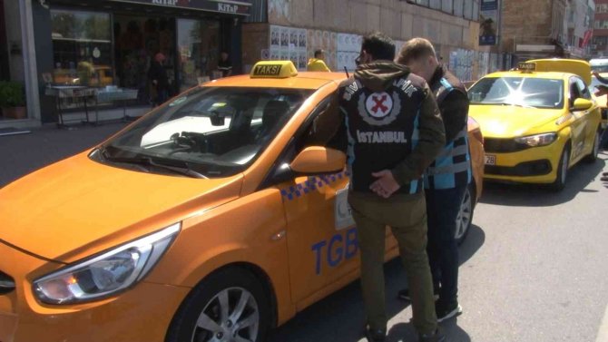 Kadıköy’de Emniyet Kemeri Takmayan Taksiciler Denetime Takıldı