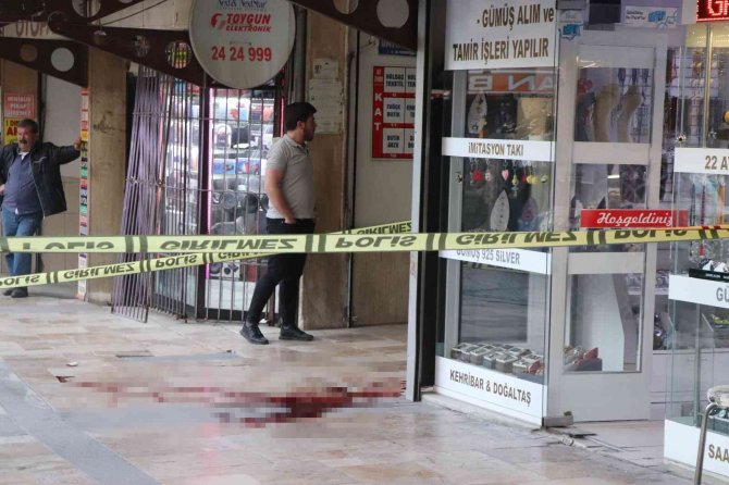Bacağına Saplanan Bıçakla Kaçıp Canını Kurtarmaya Çalıştı