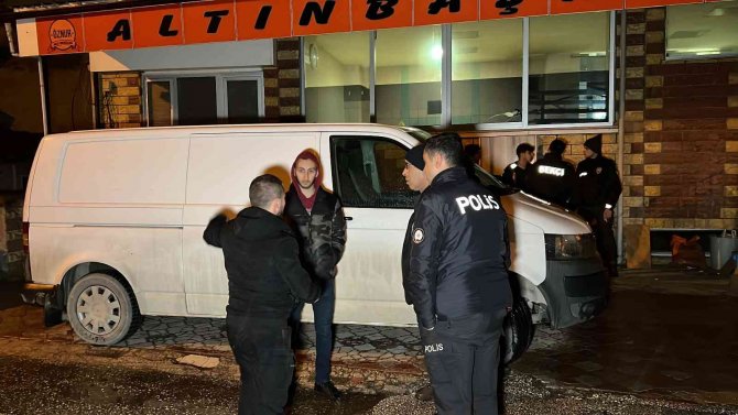 Bebek Arabası Çaldı, Mahalleliye Yakaladı