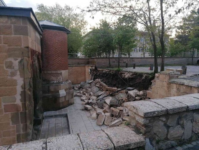 Elazığ’da Şiddetli Yağış Nedeniyle İstinat Duvarı Çöktü