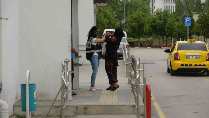 Zincire Vurulduğu İddia Edilen Kızın Annesi: “Kızım Haberim Olmadan Trafik Işıklarında Dilencilik Yapıyordu, Sürekli Evden Kaçıyordu"