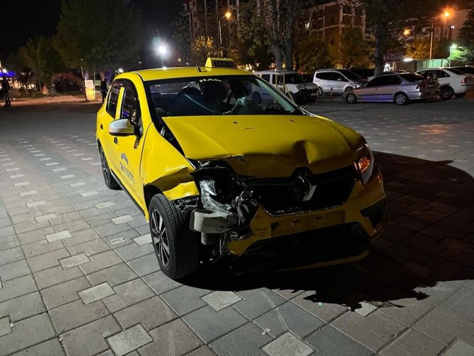 Otomobil İle Ticari Taksi Çarpıştı, 3 Kişi Yaralandı