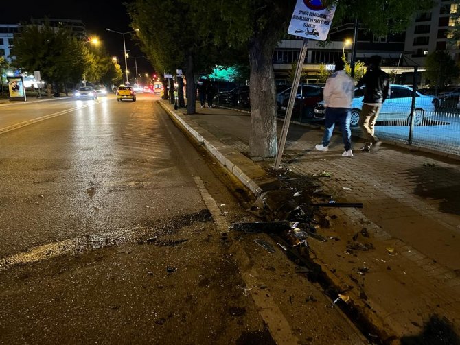 Otomobil İle Ticari Taksi Çarpıştı, 3 Kişi Yaralandı