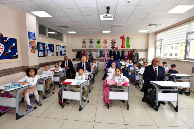 Eski Bakanın İsminin Verildiği İlkokul Açıldı