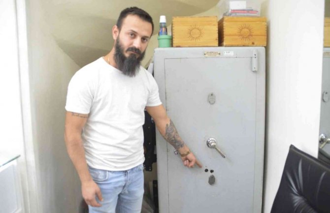 Gaziosmanpaşa’da Matkap İle Deldikleri Kasadan 200 Bin Lira Değerinde Saat Ve Telefon Çaldılar