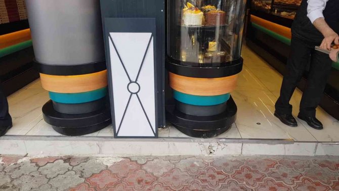 Alkollü Sürücünün Park Halindeki İki Otomobile Çarptığı Anlar Kameraya Yansıdı