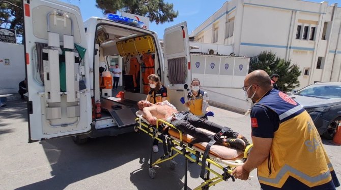 Yüzlerce Turistin Önünde Jiletle Kendine Zarar Verdi