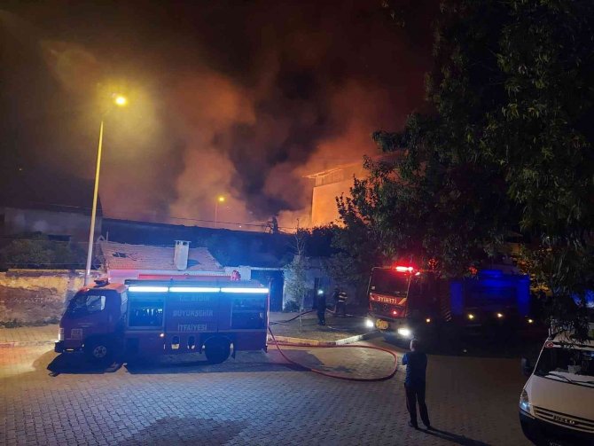 Söke’nin Tarihi Mahallesindeki Metruk Evde Çıkan Yangın Korkuttu