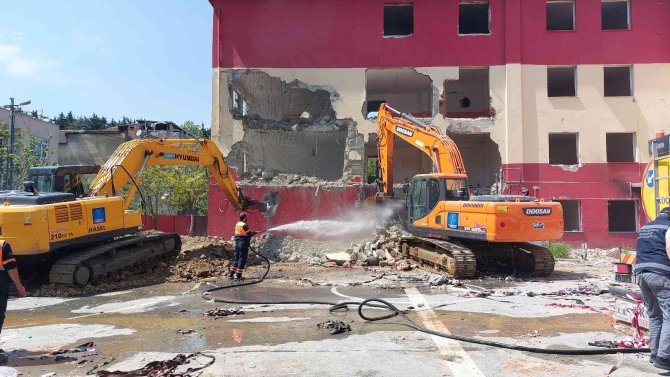 Bağımlıların Mekanı Haline Gelen Okulun Yıkımına Başlandı