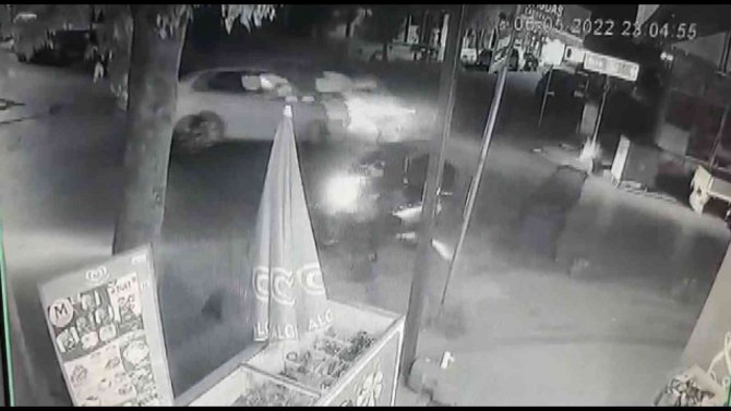 Çekmeköy’de 2 Otomobil Kafa Kafaya Çarpıştı: Otomobil Dükkana Daldı, 3 Yaralı