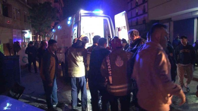 Çekmeköy’de 2 Otomobil Kafa Kafaya Çarpıştı: Otomobil Dükkana Daldı, 3 Yaralı