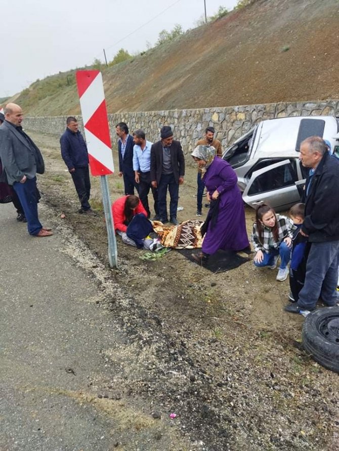 Otomobil İstinat Duvarına Çarptı: 3 Yaralı
