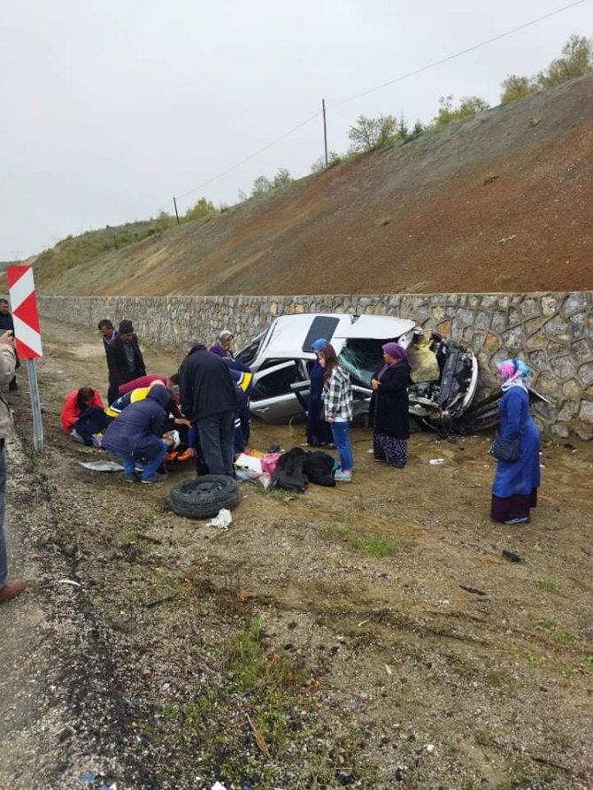 Otomobil İstinat Duvarına Çarptı: 3 Yaralı