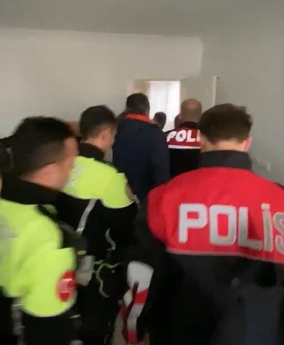 Polisten Kaçan Şüpheli Apartmanın Çatısında Yakalandı