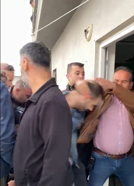 Polisten Kaçan Şüpheli Apartmanın Çatısında Yakalandı