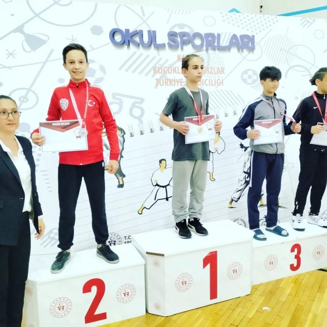 Karatede Türkiye Şampiyonu Oldu