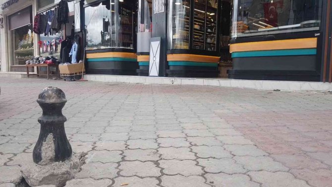 Alkollü Sürücünün Park Halindeki İki Otomobile Çarptığı Anlar Kameraya Yansıdı