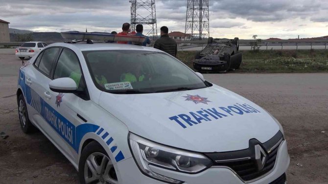 Takla Atan Otomobil Ters Döndü: 3 Yaralı