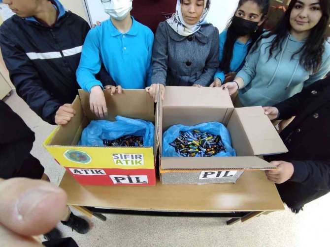 Liseli Gençler Atık Pil Topladı