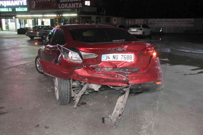 "Dur" İhtarına Uymayan Araç, Akaryakıt İstasyonuna Giren Otomobile Çarptı
