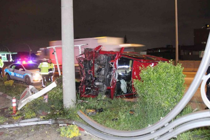 "Dur" İhtarına Uymayan Araç, Akaryakıt İstasyonuna Giren Otomobile Çarptı