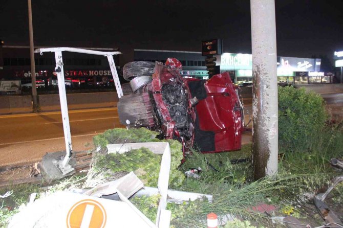 "Dur" İhtarına Uymayan Araç, Akaryakıt İstasyonuna Giren Otomobile Çarptı