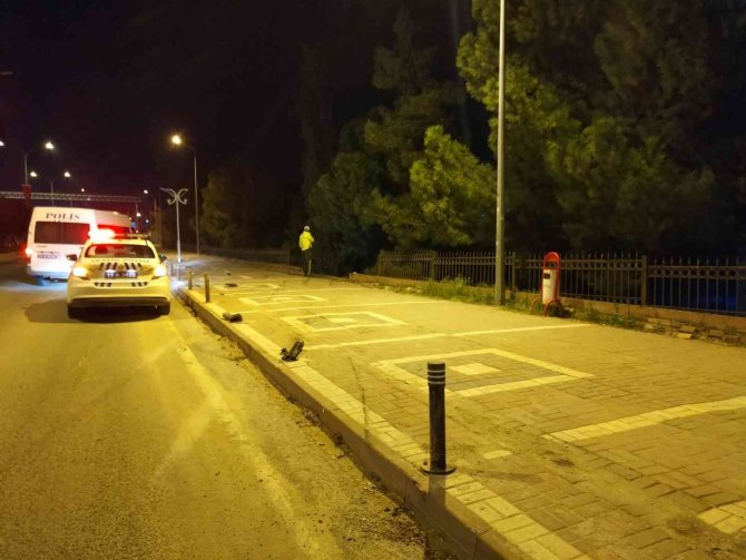 Kontrolden Çıkan Otomobil İ̇l Özel İ̇daresi Bahçesine Yuvarlandı