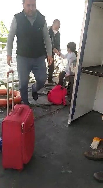 Feribottan İnip İskelede Dolaşırken Denize Düşen Çocuğu Görevli Personel Kurtardı