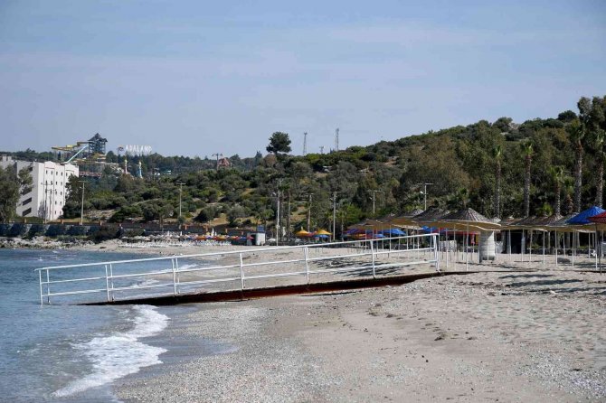 Kuşadası’nda Plajlar Yaz Sezonuna Hazırlanıyor