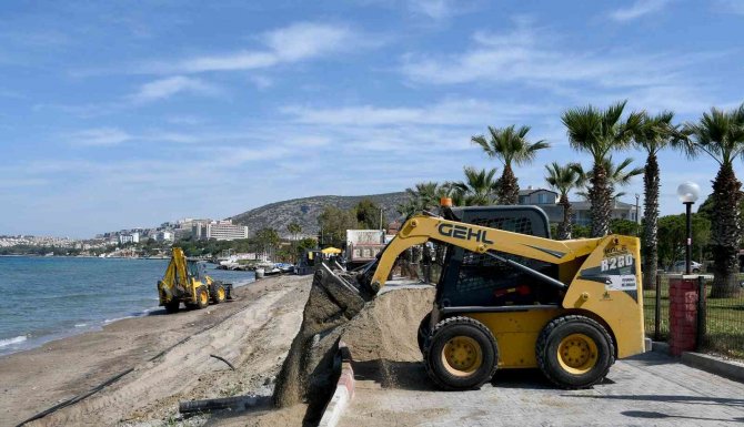 Kuşadası’nda Plajlar Yaz Sezonuna Hazırlanıyor