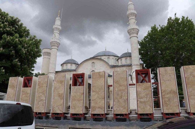 Tarihi Cami Avlusunda Yapılan Beton Bloklar Tartışma Konusu Oldu