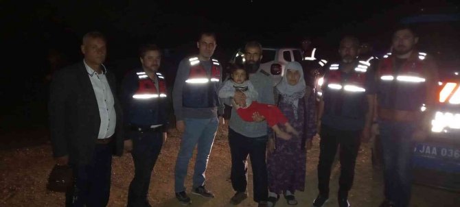 Kaybolan Küçük Kız, Evinin Uzağında Duvar Kenarında Uyurken Bulundu