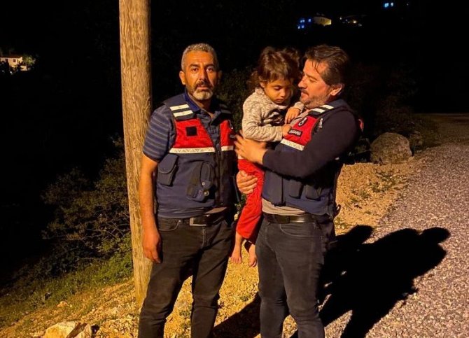 Kaybolan Küçük Kız, Evinin Uzağında Duvar Kenarında Uyurken Bulundu