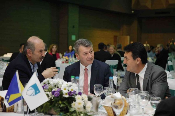 Dündar’a ‘Altın Sebil’ Onur Ödülü