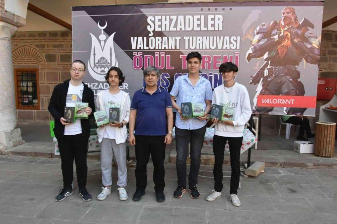 E Spor Şehzadeler Volarant Turnuvası Şampiyonları Ödüllerini Aldı