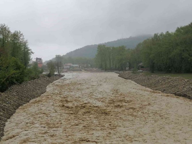 Sinop’ta Dere Taştı, Geçici Köprü Ulaşıma Kapandı