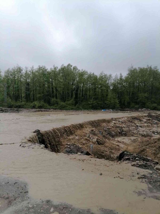 Sinop’ta Dere Taştı, Geçici Köprü Ulaşıma Kapandı